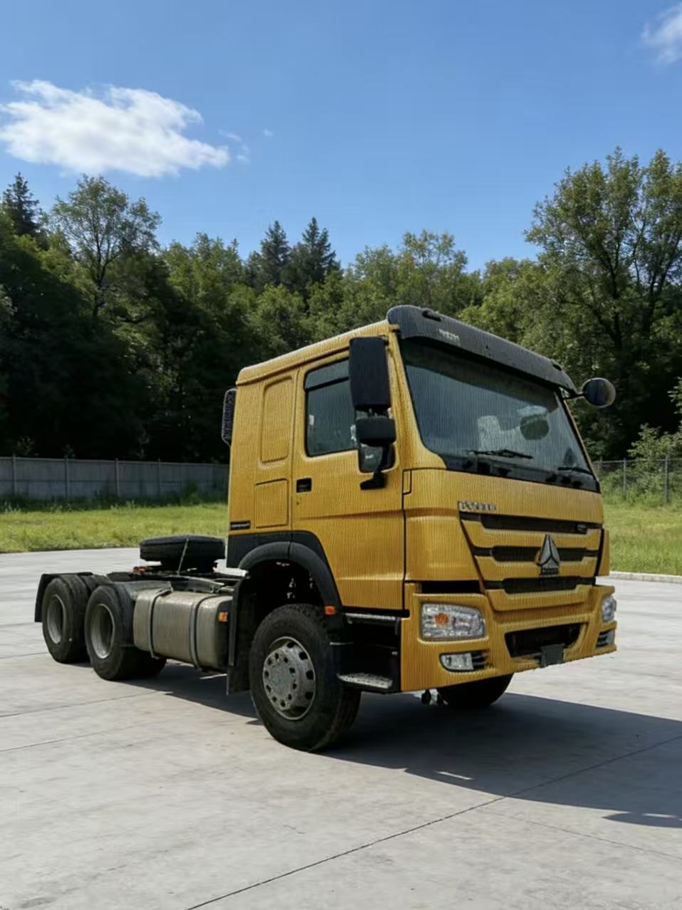 тягач Sinotruk Howo мощностью 371 л.с. на 10 колес